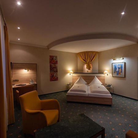 Hotel Am Schloss Иллертиссен Экстерьер фото