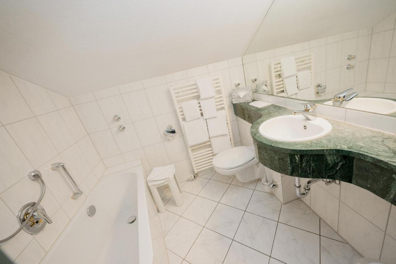 Hotel Am Schloss Иллертиссен Экстерьер фото