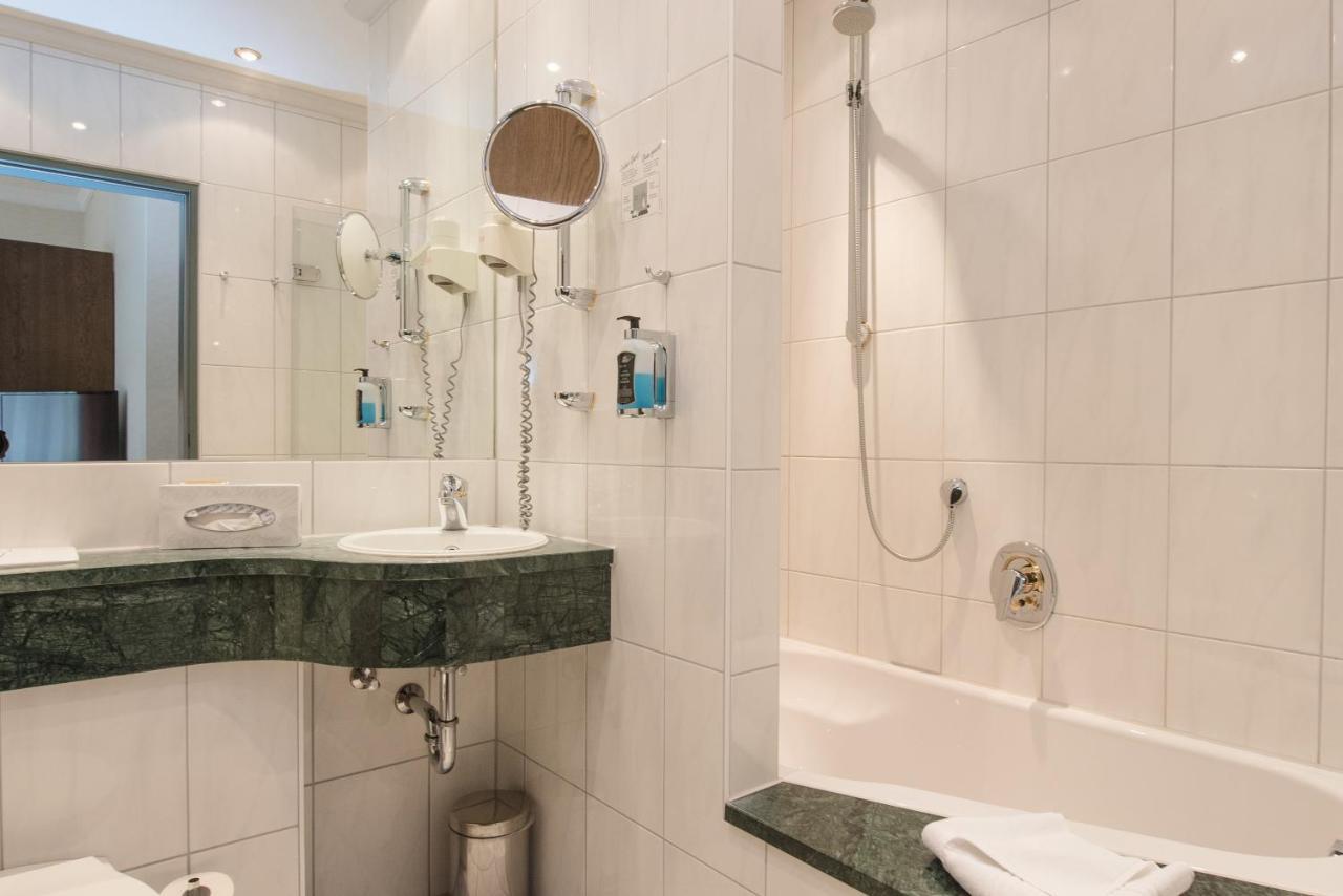 Hotel Am Schloss Иллертиссен Экстерьер фото