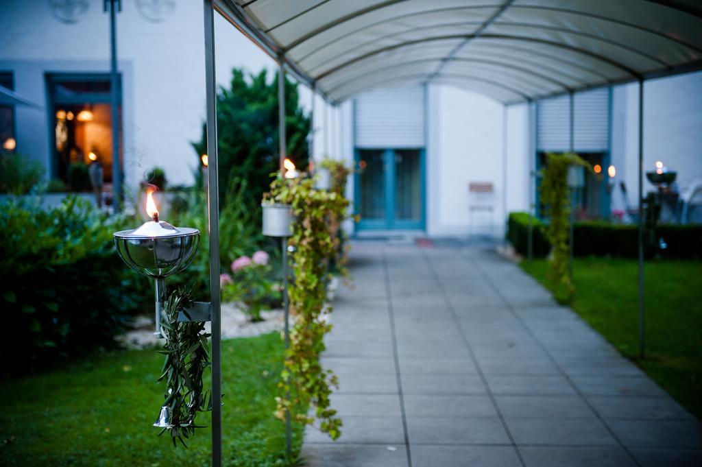 Hotel Am Schloss Иллертиссен Экстерьер фото