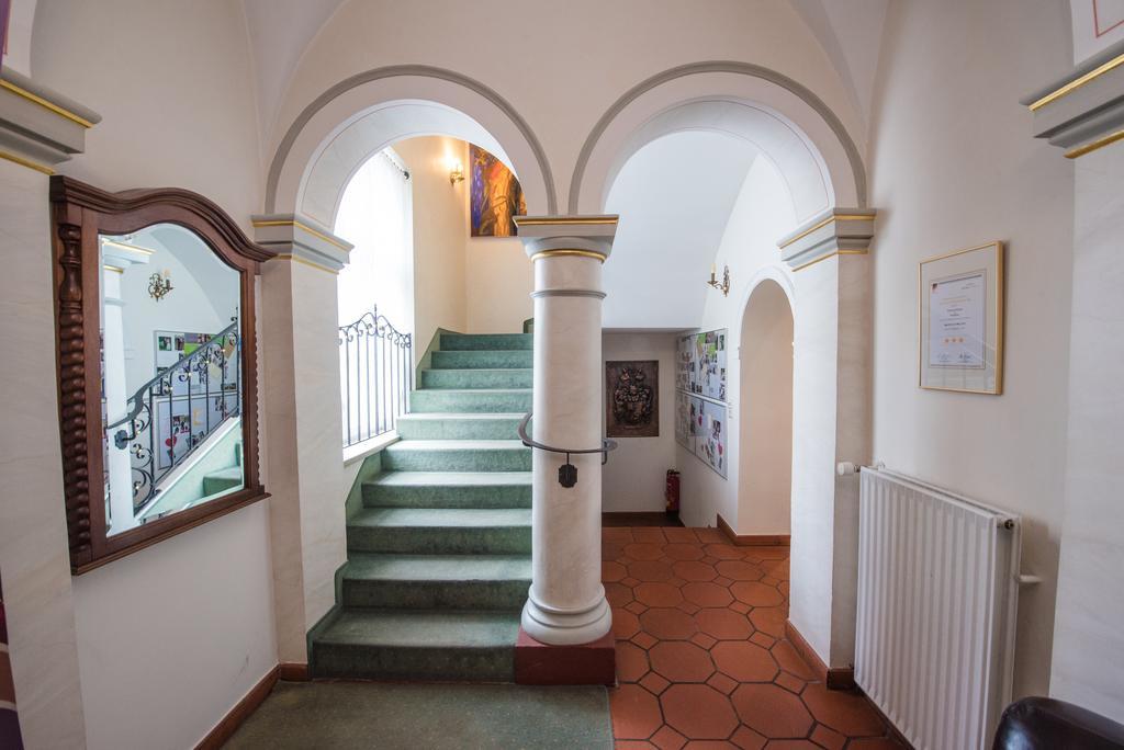 Hotel Am Schloss Иллертиссен Экстерьер фото