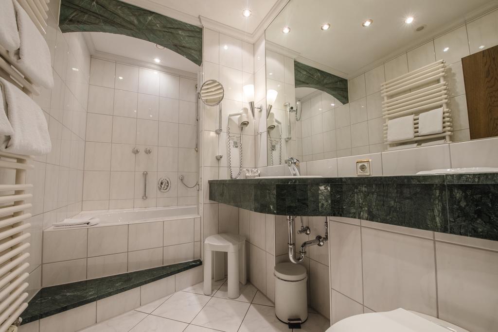 Hotel Am Schloss Иллертиссен Экстерьер фото