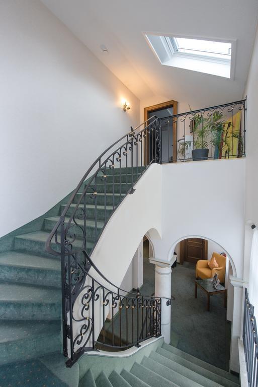 Hotel Am Schloss Иллертиссен Экстерьер фото
