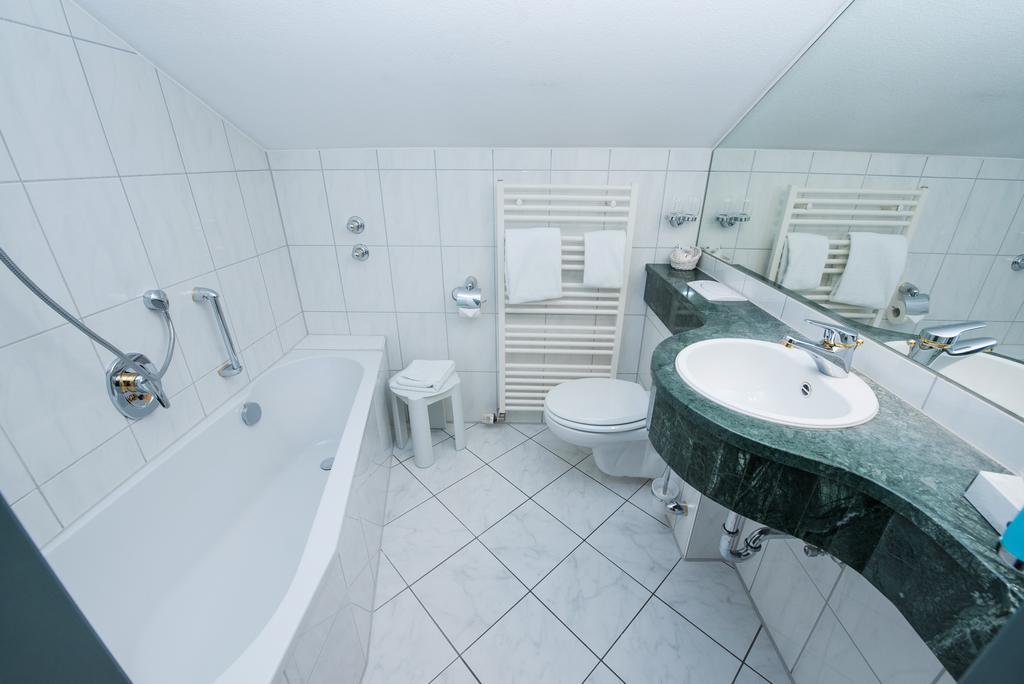 Hotel Am Schloss Иллертиссен Экстерьер фото