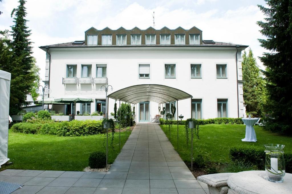 Hotel Am Schloss Иллертиссен Экстерьер фото