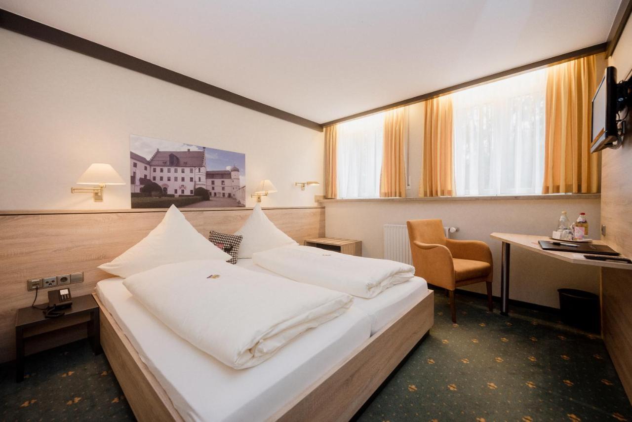 Hotel Am Schloss Иллертиссен Экстерьер фото