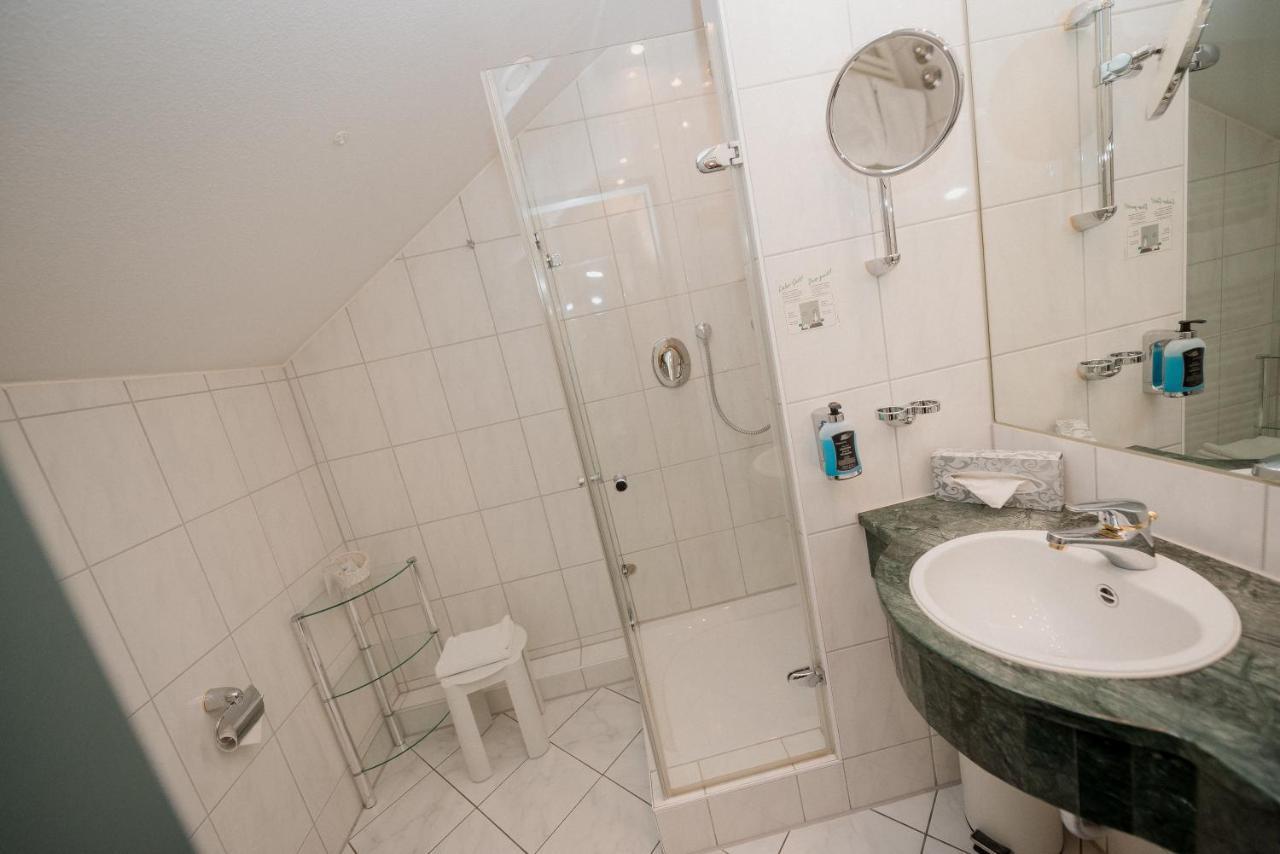 Hotel Am Schloss Иллертиссен Экстерьер фото