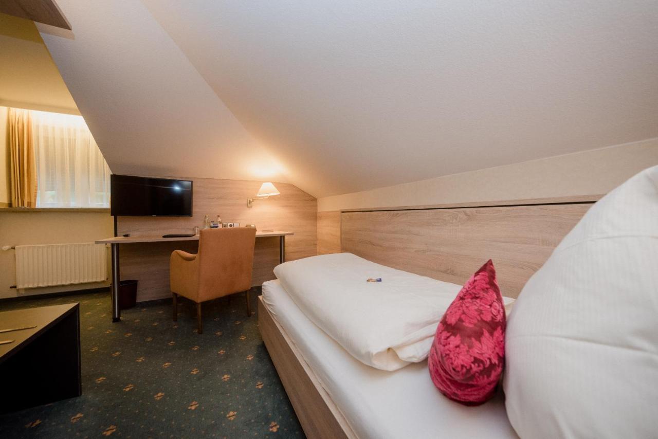 Hotel Am Schloss Иллертиссен Экстерьер фото