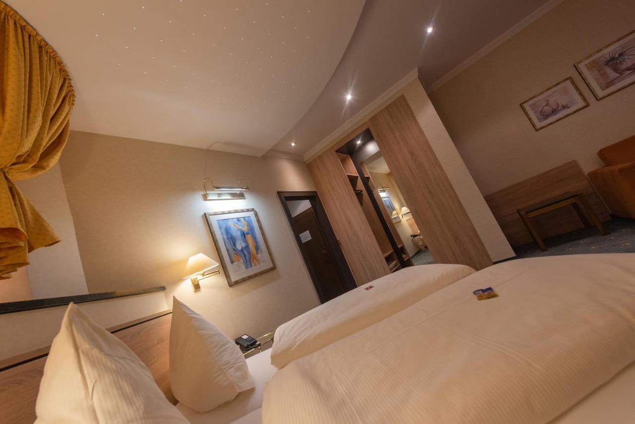 Hotel Am Schloss Иллертиссен Экстерьер фото