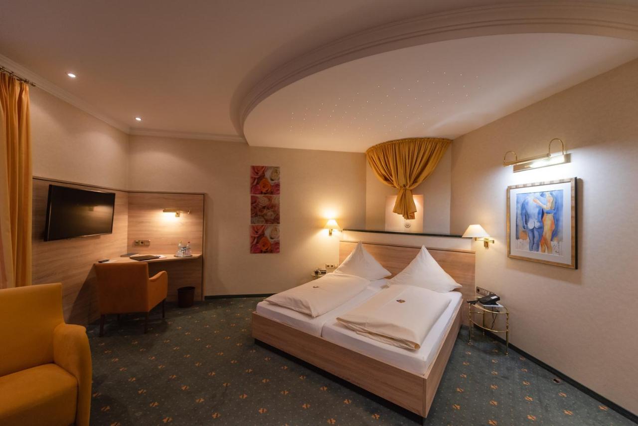 Hotel Am Schloss Иллертиссен Экстерьер фото