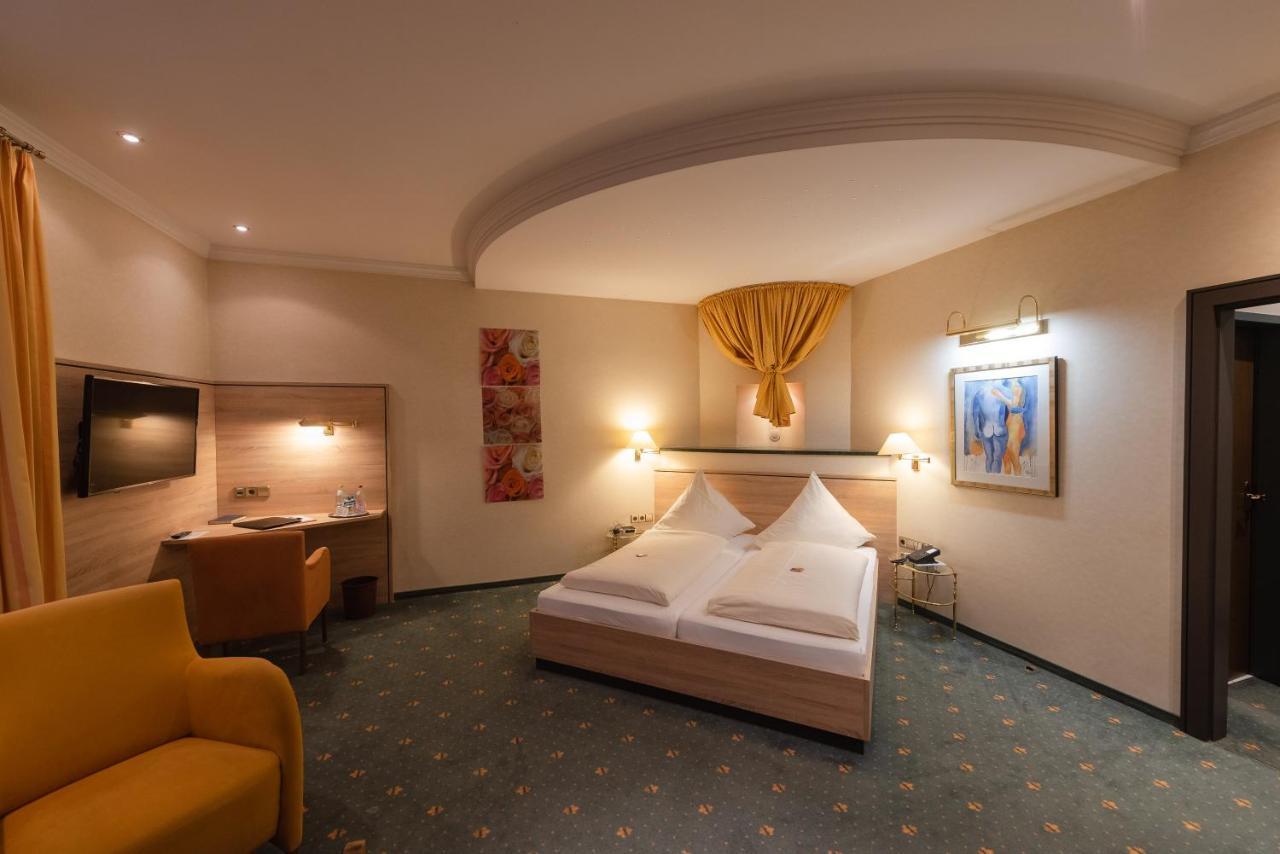 Hotel Am Schloss Иллертиссен Экстерьер фото